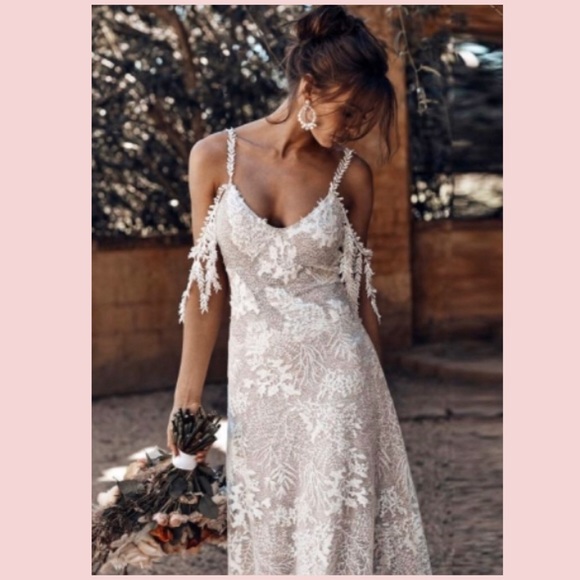 โ ๏ธONE LEFT: MEDIUM ๐STUNNING๐๐HP๐ Wedding Gown - Picture 2 of 7